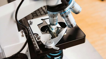 Mikroskop auf einem Schreibtisch