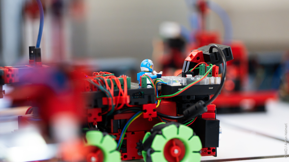 Ein Mecanum-Fahrzeug durch einen Parcours steuern