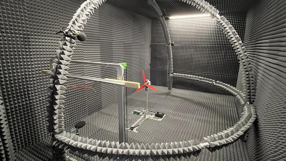 Turbine in einem Raum mit Schallschutzwänden