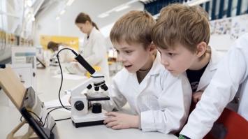 Kinder mit Mikroskop im Labor