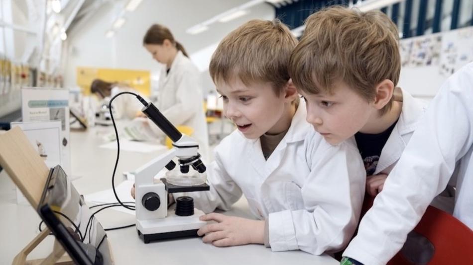 Kinder mit Mikroskop im Labor