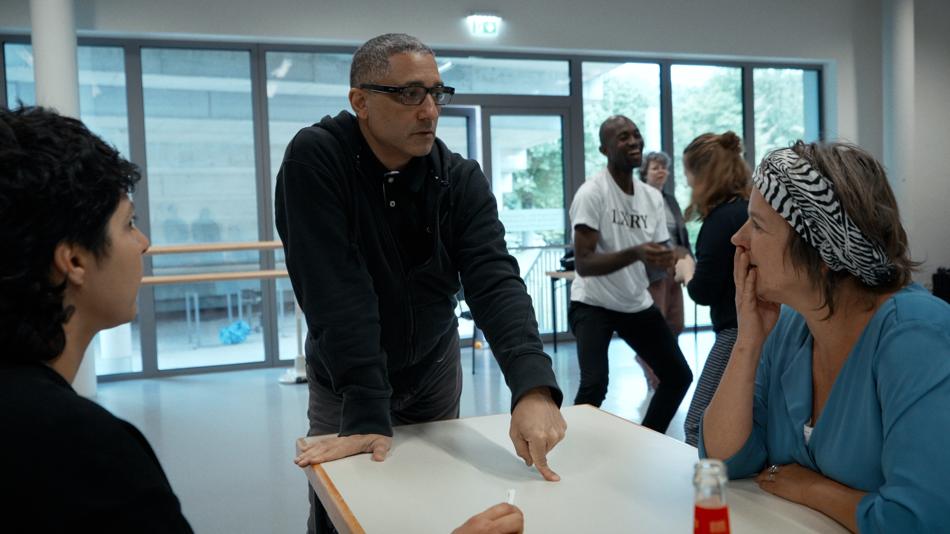 Darrel Toulon im Gespräch mit den Teilnehmenden der Elective Week fürs Projekt Needs of NEETs