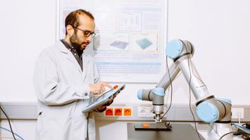 Dieser Roboter kann fühlen. Er berührt eine Oberfläche und erkennt, wie sie sich beim Darüberstreichen anfühlt. Sein künstlicher Finger kann Signale erfassen, vergleichbar mit den Rezeptoren in der menschlichen Fingerhaut.