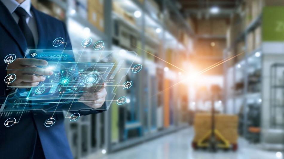 Ein Mensch in einem modernen Produktions- und Logistiksystem