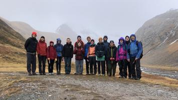Gruppenbild Forscher:innen in einer ebeligen Gebirgslandschaft