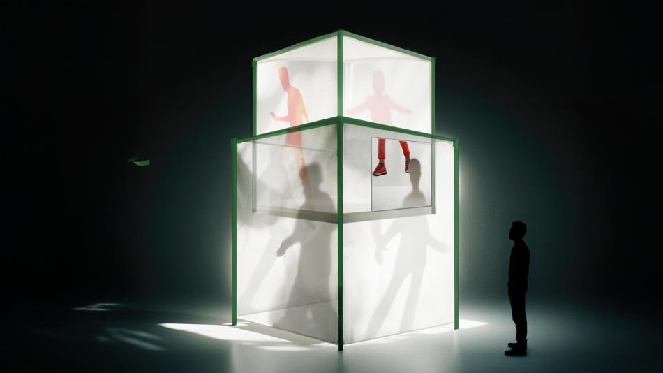 Schatten von Menschen in beleuchtetem milchglasweißem Kubus
