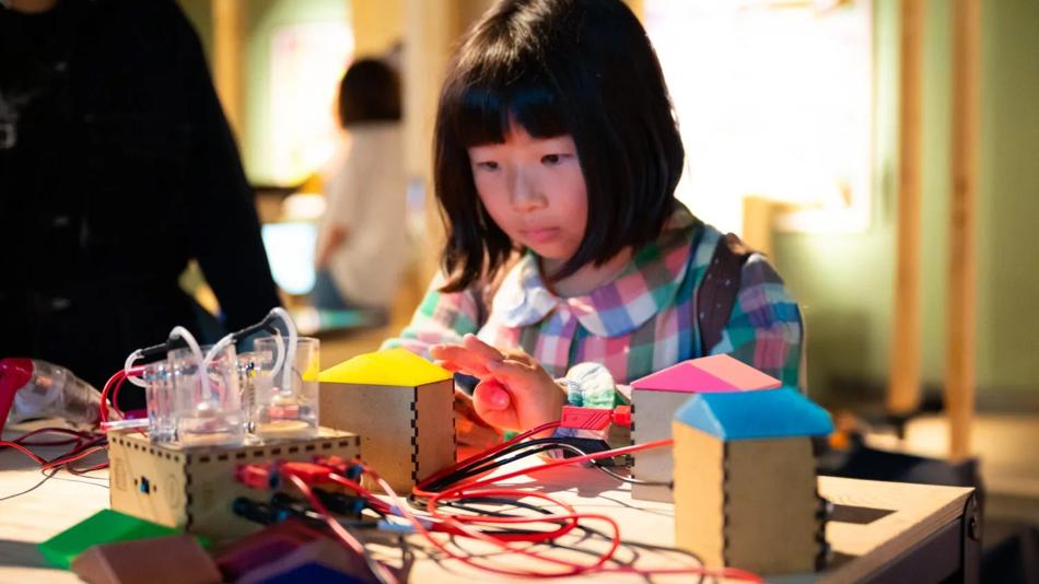 Ein Kind arbeitet an einem Experiment