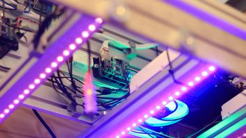 Licht einer Indoor Farm mit Technik Elementen im Hintergrund