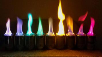 Neun Flammen in verschiedenen Farben