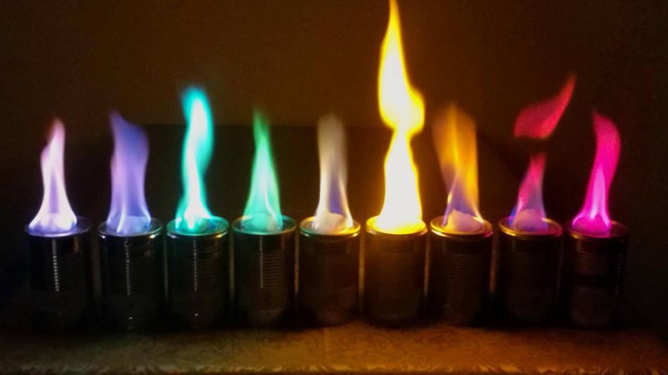 Neun Flammen in verschiedenen Farben