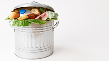 Lebensmittelreste im Abfalleimer