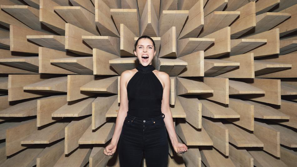 Person im reflexionsarmen Raum