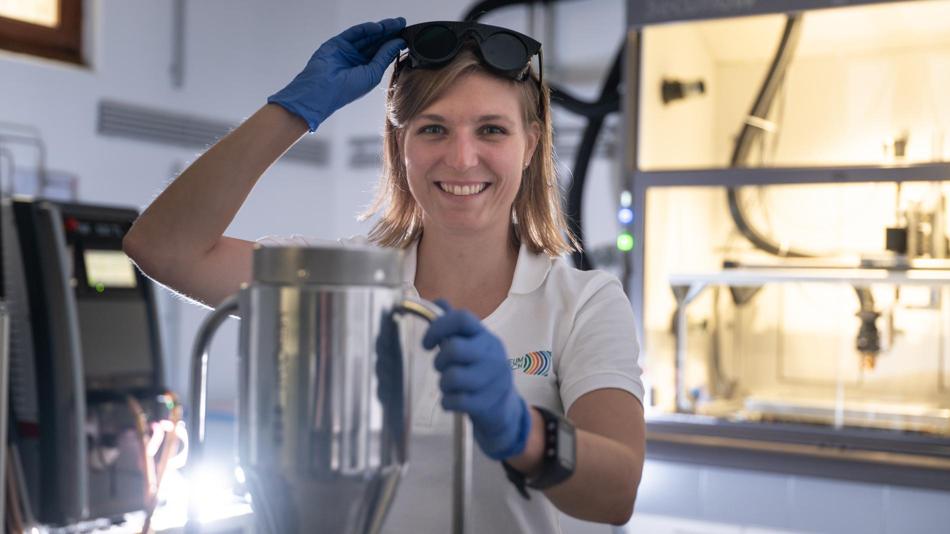 Mirjam Spuller an der Atmosphärendruck Plasma Anlage am Standort Niklasdorf