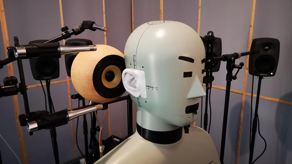 Puppe mit Surround sound Lautsprechern