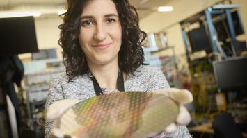 Forscherin hält einen Waver in der Hand