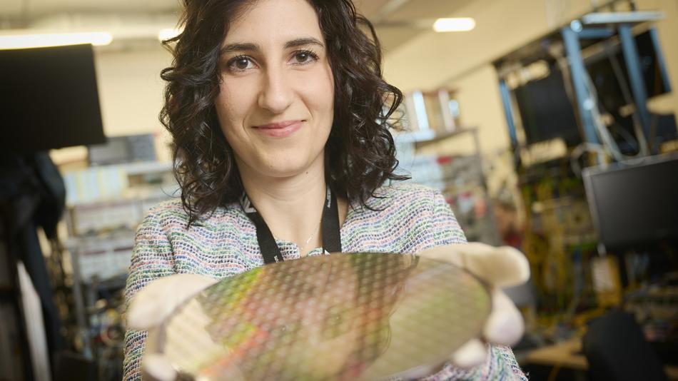 Forscherin hält einen Waver in der Hand