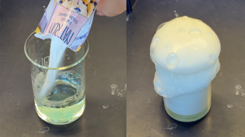 Zweiteiliges Bild: links wird Backpulver in ein Glas gefüllt, rechts schäumt das Glas über