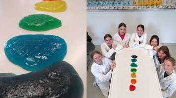 Zweiteiliges Bild: links liegen farbige Slime‑Kleckse in Reihe; rechts sitzt eine Gruppe von Schüler:innen in weißen Laborkitteln um einen Tisch, auf dem die Slime‑Kleckse mittig aufgereiht sind.