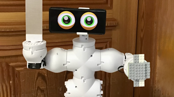 Weißer, modularer Lernroboter mit Display-Augen