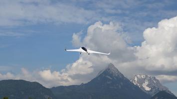 Unbemanntes, autonomes Flugsystem fliegt vor Bergkulisse