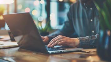 Person nutzt einen Laptop