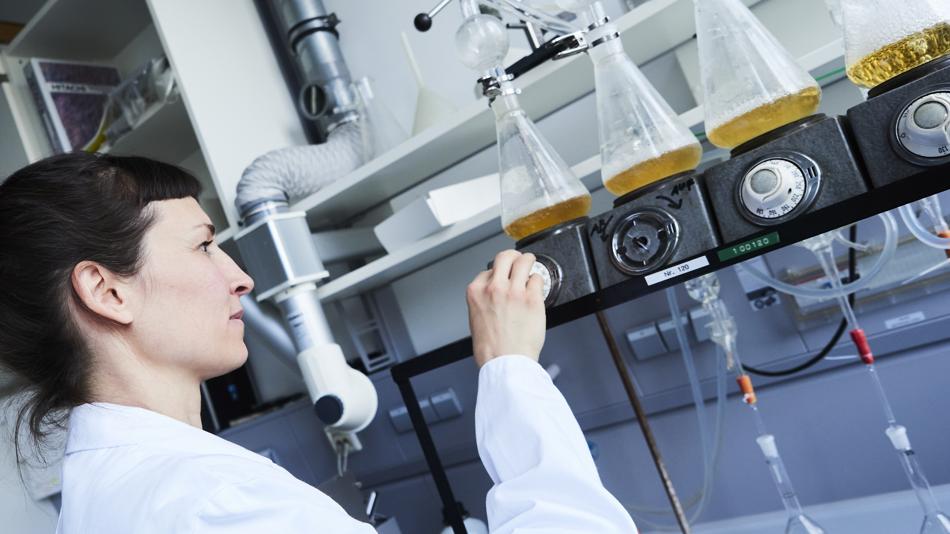 Forscherin bei der Analyse von Pflanzenextrakten im Labor