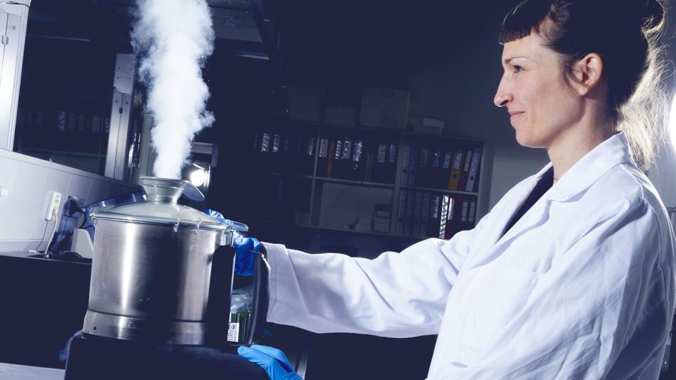 Forscherin bei der Herstellung eines Pflanzenextrakts im Labor