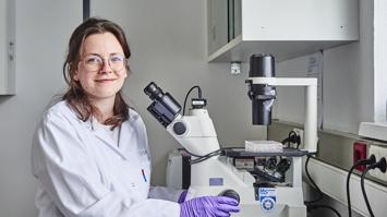 Forscherin am Mikroskop