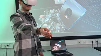 Forscher testet den VR-Demonstrator aus