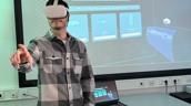 Forscher testet den VR-Demonstrator aus