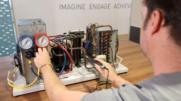 Forscher arbeitet an der Demonstrationsanlage