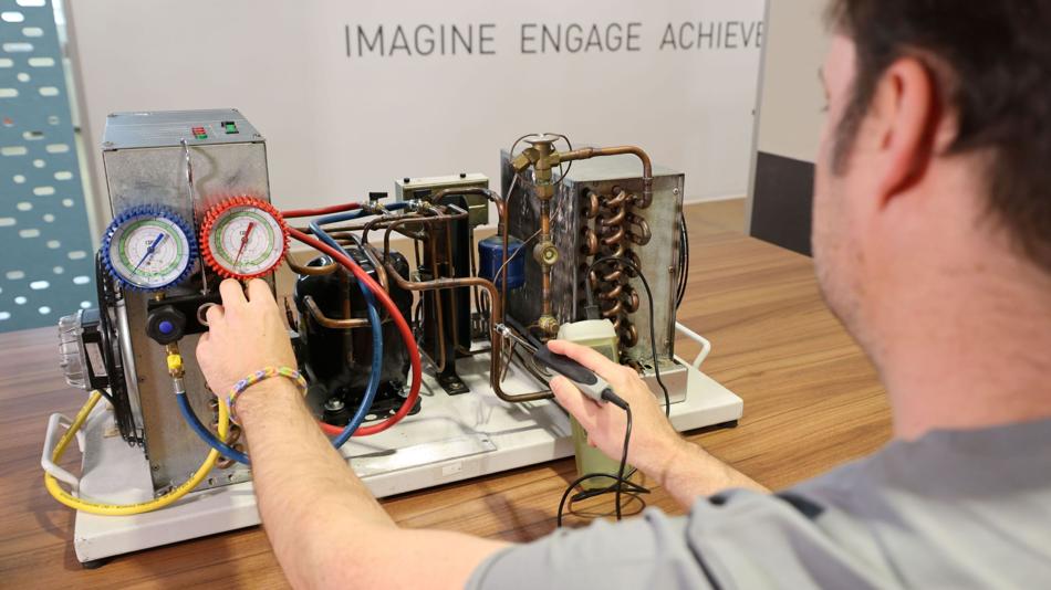 Forscher arbeitet an der Demonstrationsanlage