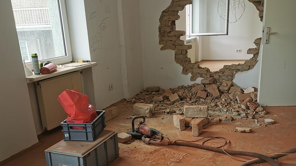 Mauer einer Wand, die ein großes Loch hat