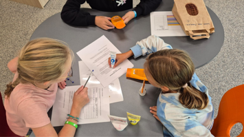 Schüler:innen beim Lernen