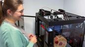 Mitarbeiterin des Campus Hutthurm am 3D Drucker