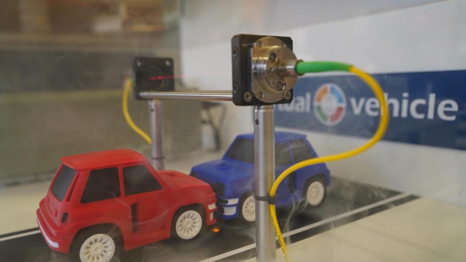 Autos crashen, Dämpfe entweichen und ein Laser misst berührungslos die Emissionen.