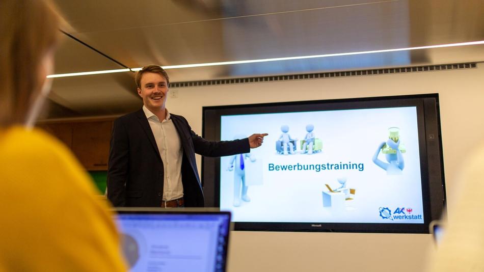 Referent zeigt auf Screen