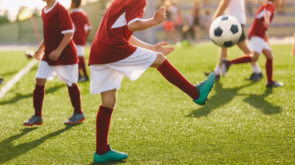 Fußballspielende Kinder