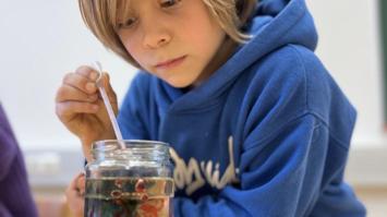 Kind experimentiert mit Wasser