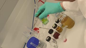 Labor Gläser mit verschieden farbigen Flüssigkeiten