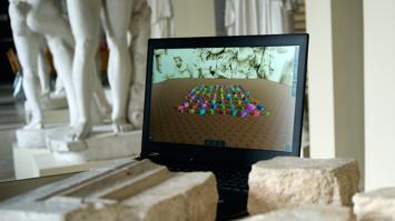 Bildschirm mit farbigen digitalen Bruchstücken, im Vordergrund reale Marmorfragmente